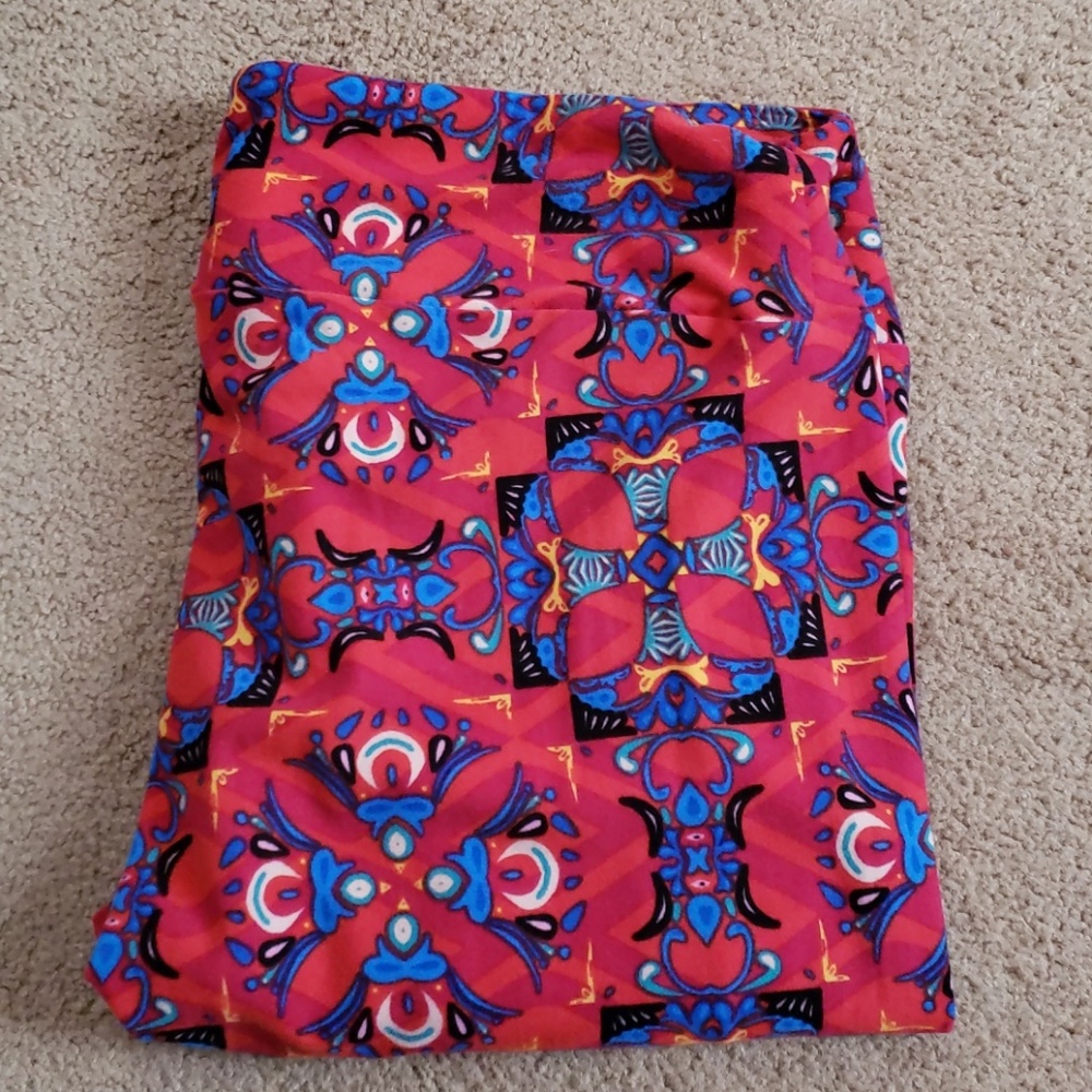 LuLaRoe Tall and Curvy Leggings